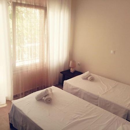 3 Room Apartment By The Beach - Free Parking Peraía Eksteriør bilde